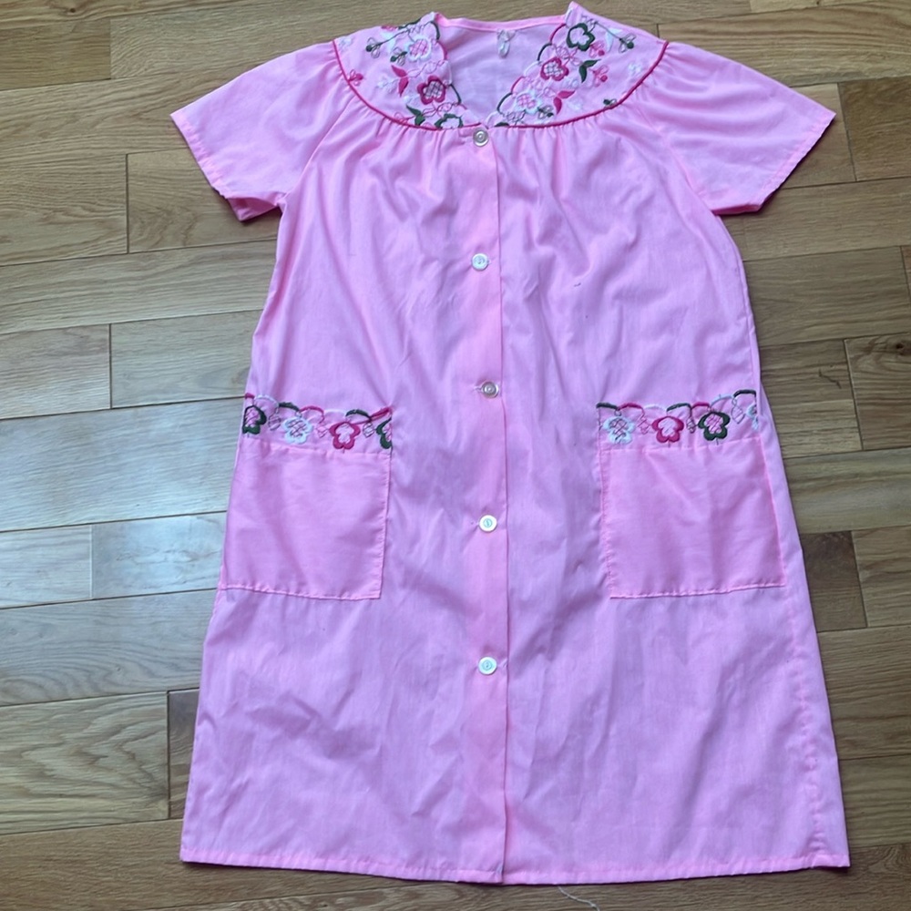 Vintage pink embroidered house dress with pockets sz 14